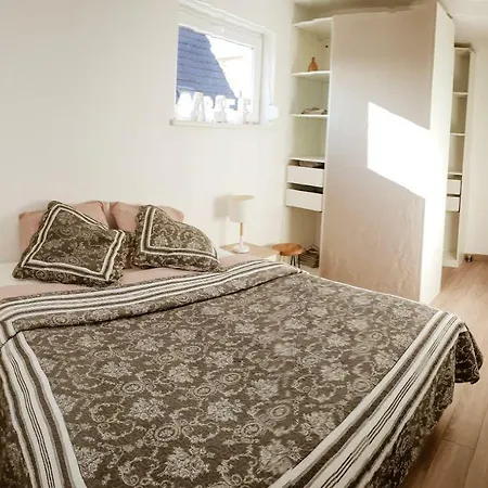 Belle Maison Avec Jardin A *